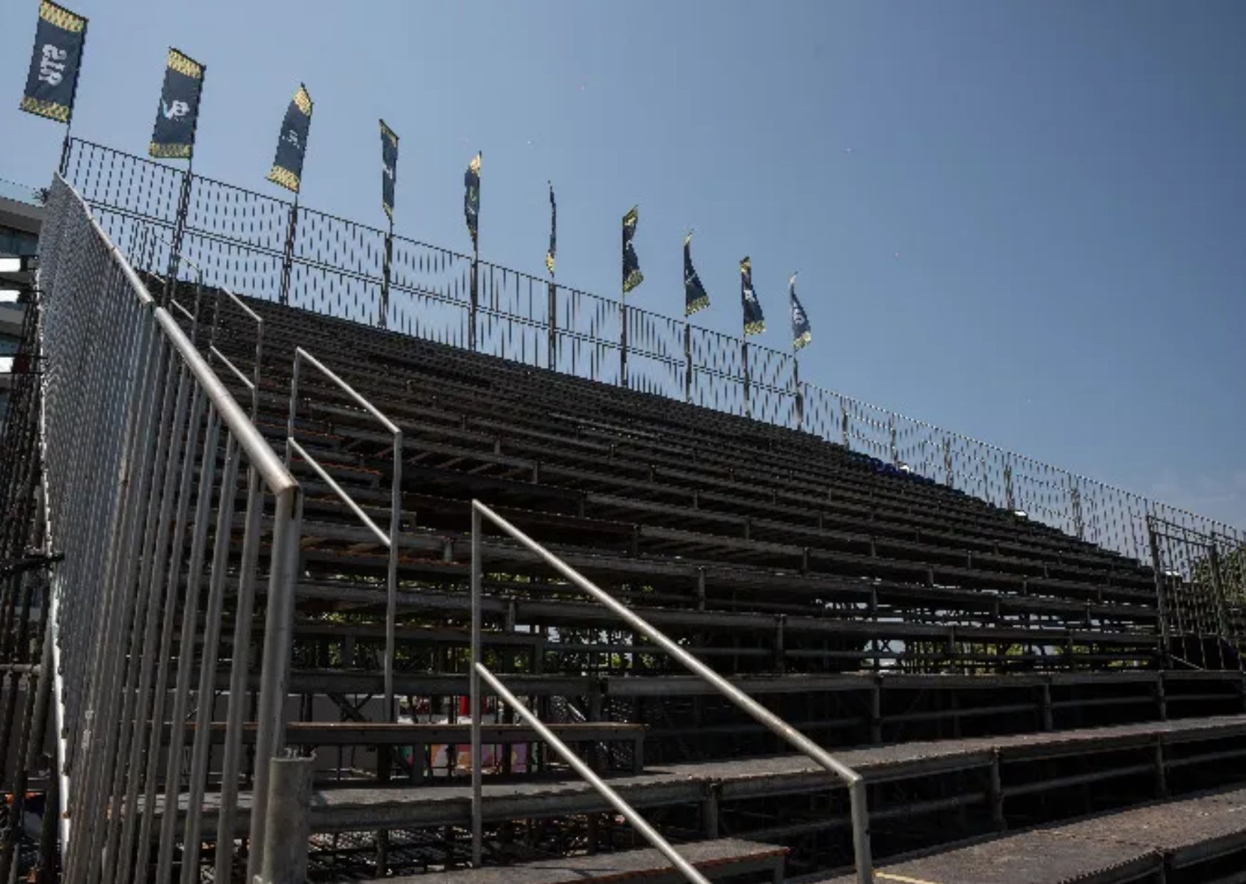 Plastificado Antiderrapante - arquibancada.jpg